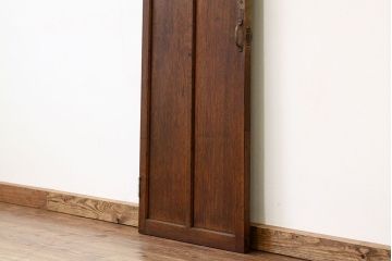 モールとダイヤガラス入りの幅のせまいドア?(扉・ガラス戸建具)