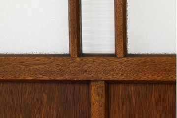 モールとダイヤガラス入りの幅のせまいドア?(扉・ガラス戸建具)