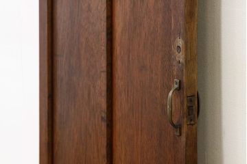 モールとダイヤガラス入りの幅のせまいドア?(扉・ガラス戸建具)