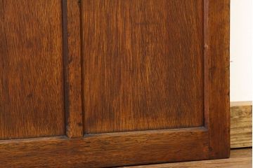 モールとダイヤガラス入りの幅のせまいドア?(扉・ガラス戸建具)