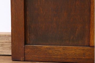 モールとダイヤガラス入りの幅のせまいドア?(扉・ガラス戸建具)