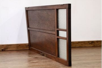 モールとダイヤガラス入りの幅のせまいドア?(扉・ガラス戸建具)