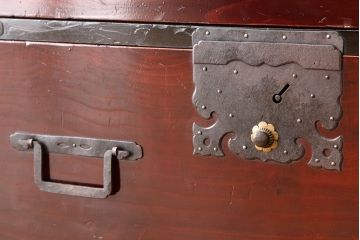 アンティーク家具　古民具・骨董　重厚な鉄脚付き希少な村上箪笥ローボード(チェスト・時代箪笥)