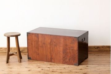 アンティーク家具　古民具・骨董　重厚な鉄脚付き希少な村上箪笥ローボード(チェスト・時代箪笥)