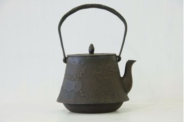 鳳凰に桐の図!古い南部鉄瓶