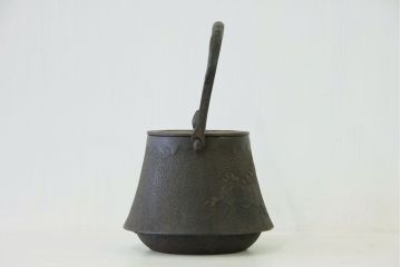 鳳凰に桐の図!古い南部鉄瓶