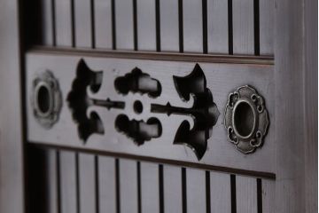アンティーク家具　古民具・骨董　重厚な二段重ね四尺水屋箪笥(タンス・たんす・食器棚)