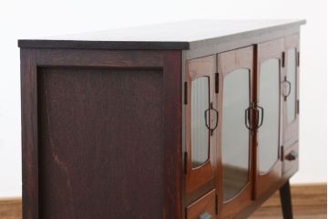 アンティーク家具　アンティーク　天板無垢材モールガラスサイドボード(リビングボード)(収納棚)