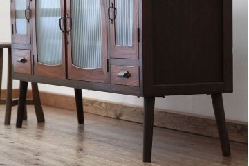 アンティーク家具　アンティーク　天板無垢材モールガラスサイドボード(リビングボード)(収納棚)