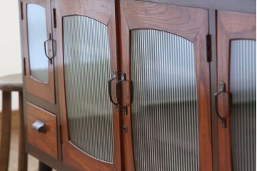 アンティーク家具　アンティーク　天板無垢材モールガラスサイドボード(リビングボード)(収納棚)
