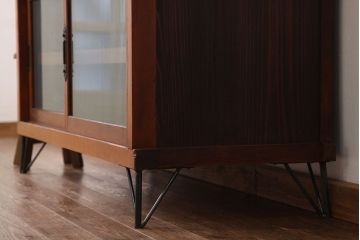 アンティーク家具　アンティーク　古い木のモールガラス入り鉄脚付き収納棚(ローボード)
