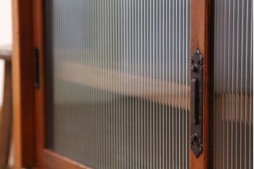 アンティーク家具　アンティーク　古い木のモールガラス入り鉄脚付き収納棚(ローボード)