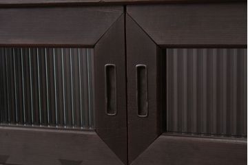 アンティーク家具　古民具・骨董　古い木のモールガラス入り四尺水屋箪笥(たんす)