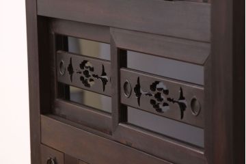 アンティーク家具　古民具・骨董　古い木のモールガラス入り四尺水屋箪笥(たんす)
