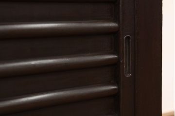 アンティーク家具　古民具・骨董　古い木のモールガラス入り四尺水屋箪笥(たんす)