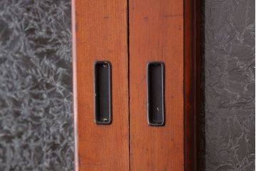 アンティーク家具　古民具・骨董　素敵な結霜ガラスのモダンな五尺水屋箪笥(食器棚)