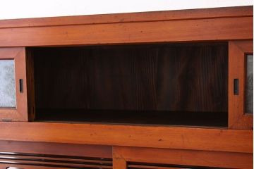 アンティーク家具　古民具・骨董　素敵な結霜ガラスのモダンな五尺水屋箪笥(食器棚)