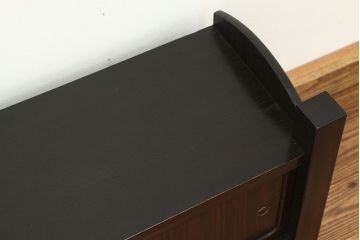 アンティーク家具　古民具・骨董　小ぶりな縞黒檀前板のシックな置床(収納棚・ローボード)