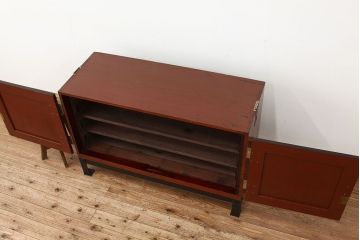 アンティーク家具　アンティーク　漆のきれいなアイアンスタンド付き観音開きローボード(鉄脚・箪笥)