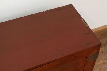 アンティーク家具　アンティーク　漆のきれいなアイアンスタンド付き観音開きローボード(鉄脚・箪笥)