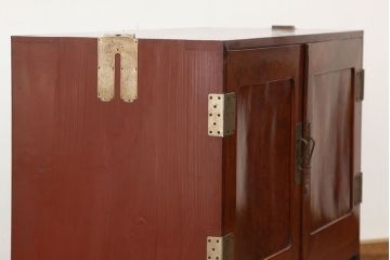 アンティーク家具　アンティーク　漆のきれいなアイアンスタンド付き観音開きローボード(鉄脚・箪笥)