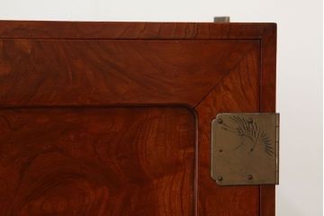 アンティーク家具　アンティーク　漆のきれいなアイアンスタンド付き観音開きローボード(鉄脚・箪笥)