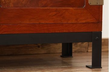 アンティーク家具　アンティーク　漆のきれいなアイアンスタンド付き観音開きローボード(鉄脚・箪笥)