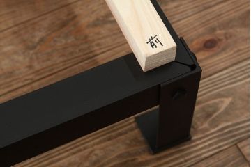 アンティーク家具　アンティーク　漆のきれいなアイアンスタンド付き観音開きローボード(鉄脚・箪笥)