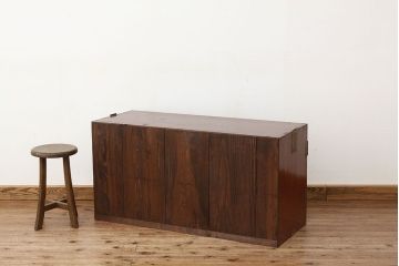 アンティーク家具　アンティーク　漆のきれいなアイアンスタンド付き観音開きローボード(鉄脚・箪笥)