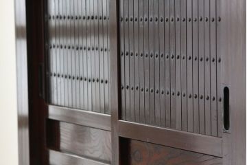 アンティーク家具　古民具・骨董　古い木の重厚な上下一間水屋箪笥(食器棚)