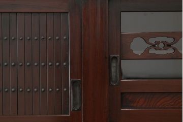 アンティーク家具　古民具・骨董　古い木の重厚な上下一間水屋箪笥(食器棚)