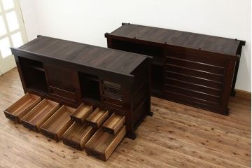 アンティーク家具　古民具・骨董　古い木の重厚な上下一間水屋箪笥(食器棚)