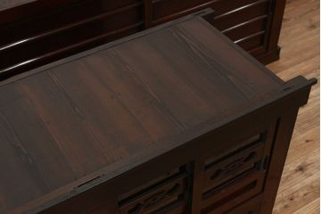 アンティーク家具　古民具・骨董　古い木の重厚な上下一間水屋箪笥(食器棚)