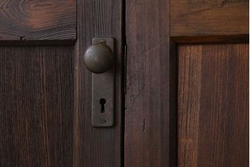 素敵な雰囲気!古い洋館の鏡板・欅一枚板 ドア一対(扉)