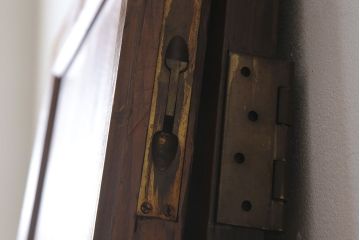 素敵な雰囲気!古い洋館の鏡板・欅一枚板 ドア一対(扉)