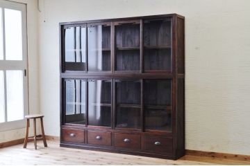 アンティーク家具　◇全面栗材の美しい薄型二段重ね収納棚(ガラスケース)