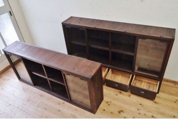 アンティーク家具　◇全面栗材の美しい薄型二段重ね収納棚(ガラスケース)