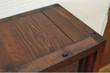 アンティーク家具　◇全面栗材の美しい薄型二段重ね収納棚(ガラスケース)
