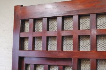 分厚い欅材の上質な漆塗りくぐり戸(蔵戸、玄関戸)