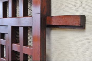 分厚い欅材の上質な漆塗りくぐり戸(蔵戸、玄関戸)