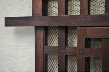 分厚い欅材の上質な漆塗りくぐり戸(蔵戸、玄関戸)