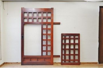 分厚い欅材の上質な漆塗りくぐり戸(蔵戸、玄関戸)