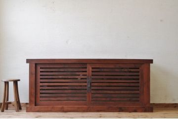 アンティーク家具　重厚でシンプルな横桟収納箪笥サイドボード(水屋箪笥、食器棚、収納棚)