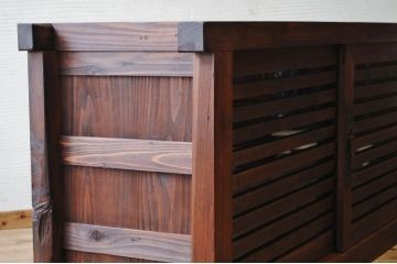 アンティーク家具　重厚でシンプルな横桟収納箪笥サイドボード(水屋箪笥、食器棚、収納棚)