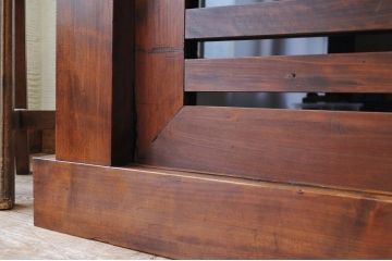 アンティーク家具　重厚でシンプルな横桟収納箪笥サイドボード(水屋箪笥、食器棚、収納棚)