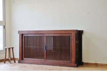 アンティーク家具　重厚な縦桟ガラス引き戸収納箪笥サイドボード(水屋箪笥)