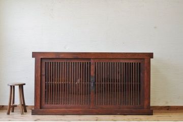 アンティーク家具　重厚な縦桟ガラス引き戸収納箪笥サイドボード(水屋箪笥)
