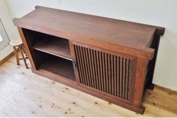 アンティーク家具　重厚な縦桟ガラス引き戸収納箪笥サイドボード(水屋箪笥)