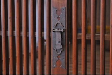 アンティーク家具　重厚な縦桟ガラス引き戸収納箪笥サイドボード(水屋箪笥)