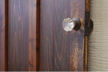 古い木の使い込まれたガラスドアノブ銀モールガラス扉5